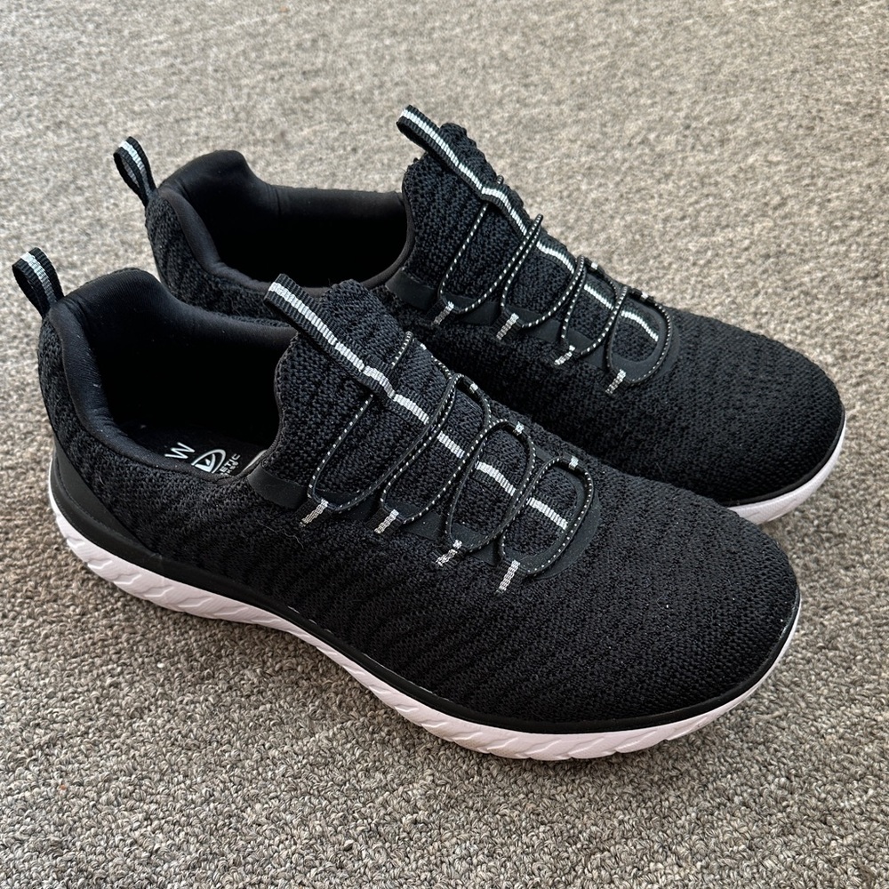 LIKE NEW 8.5W Athletic works Sneakers with memory foam